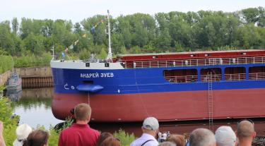 На заводе «Красное Сормово» спустили на воду сухогруз «Андрей Зуев»
