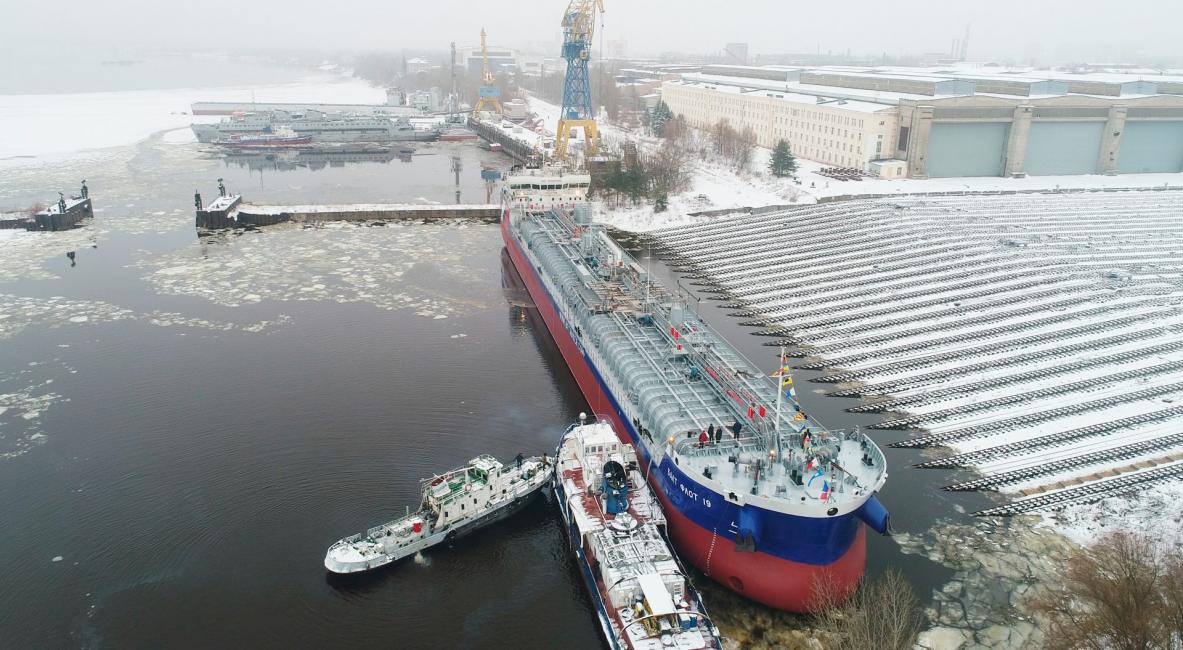 Спуск танкера на воду на заводе Красное Сормово